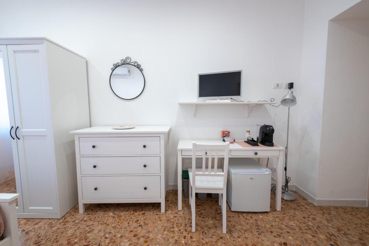 Casa Rosa Beige E Blu, Rome